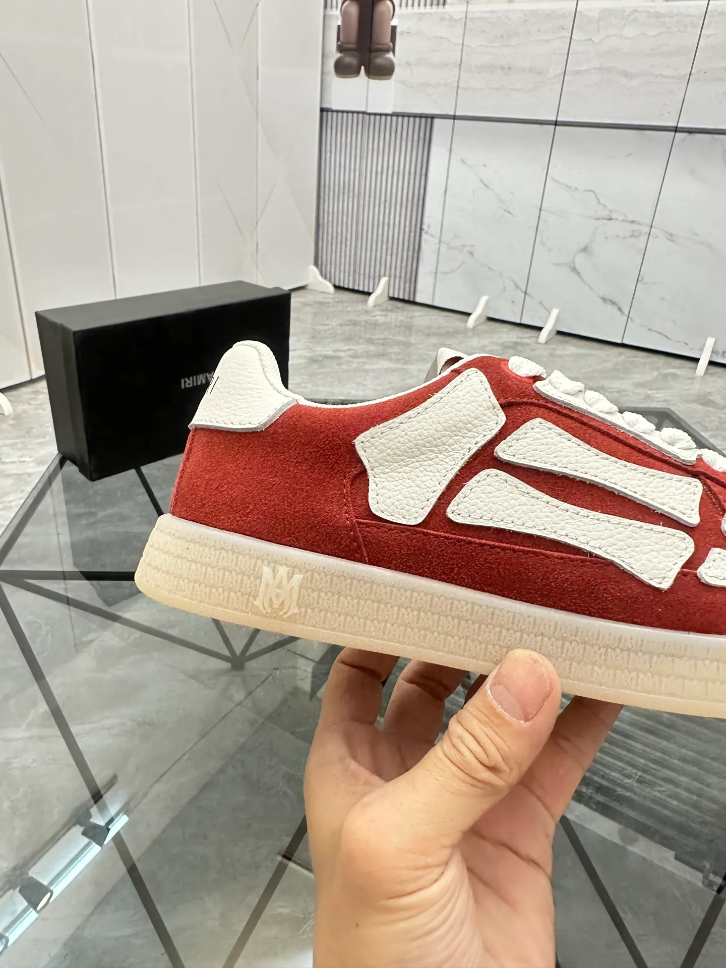Men's shoes: 💰P420¥ Product trademark: AMIRI* "Amir*" low-top casual shoes Regular size: 38-45 (can be customized to 46) Product material: imported nubuck leather upper, breathable lining, original outsole. Number: 001